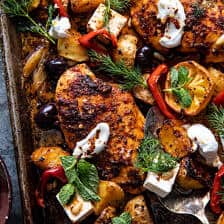 简单的希腊平底锅，鸡肉串和土豆。