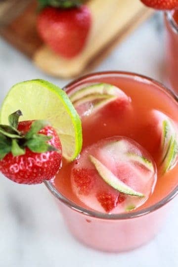 起泡草莓罗勒酸橙汁配龙舌兰酒(可选)草莓酸橙冰