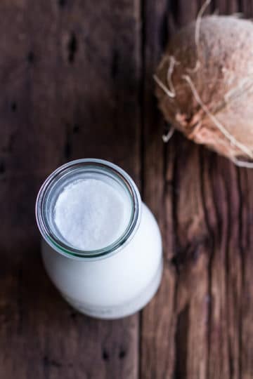 如何从真正的椰子制作自制的椰子牛奶。