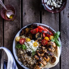 希腊鸡肉店和米饭板材w /腌制蔬菜+ feta tzatziki。