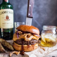 Jameson威士忌蓝乳酪汉堡与吉尼斯奶酪酱+酥脆洋葱。