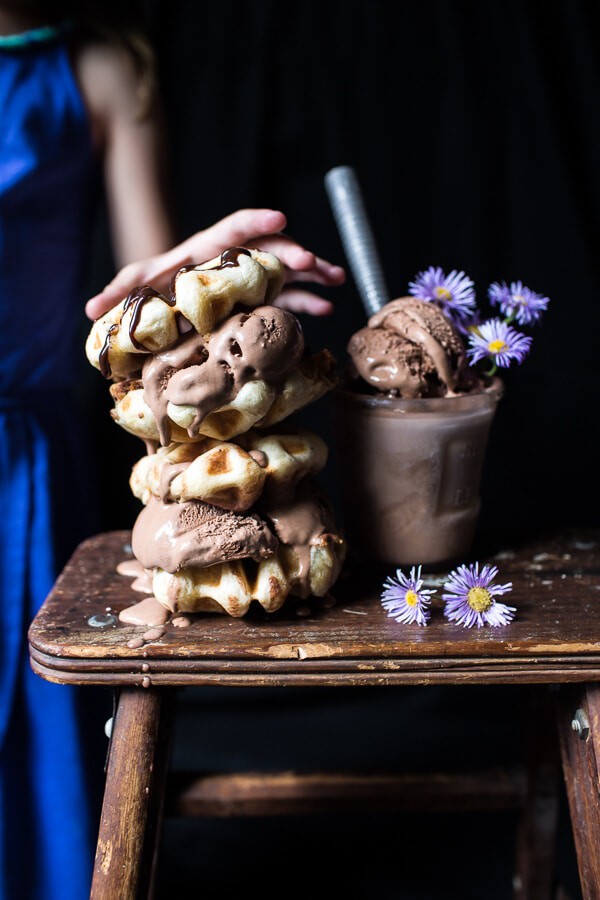 巧克力芯片曲奇饼面团酿奶蛋烘饼和巧克力冰淇淋三明治|halfbakedharvest.com @hbharvest.