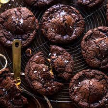 Crinkly Caramel填充了Brownie Cookie。