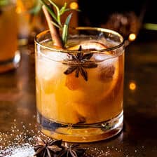 老式的香料蜂蜜波旁威士忌。